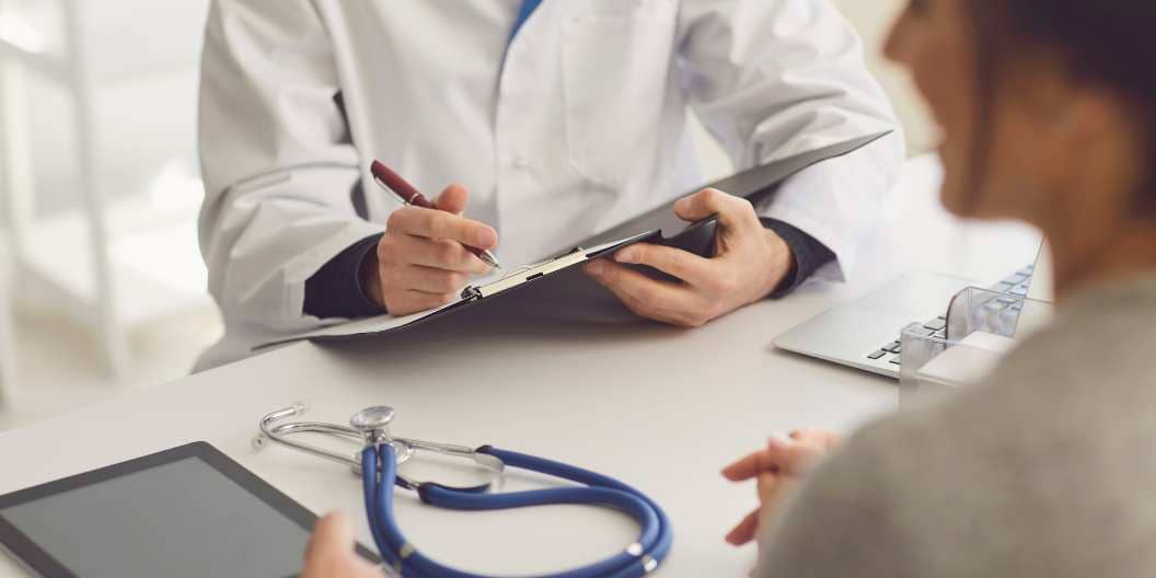 医者が女性にカウンセリングを行っている様子